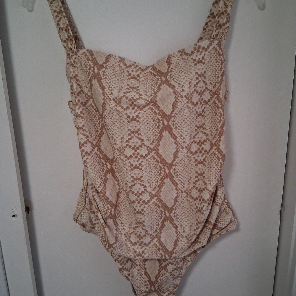 Kona Sol Womens Beige Swimsuit Snake Patten Ruched Sides Sq. Neckline size 12/14